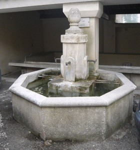 Fontaine à Vénéjan